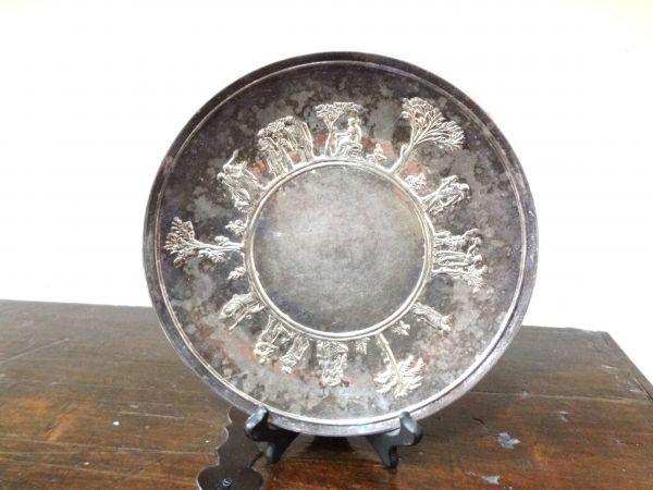 Belíssima peça de prata com motivos romanos das estações do ano